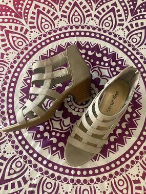 NWOT Easy Street Caged Heels